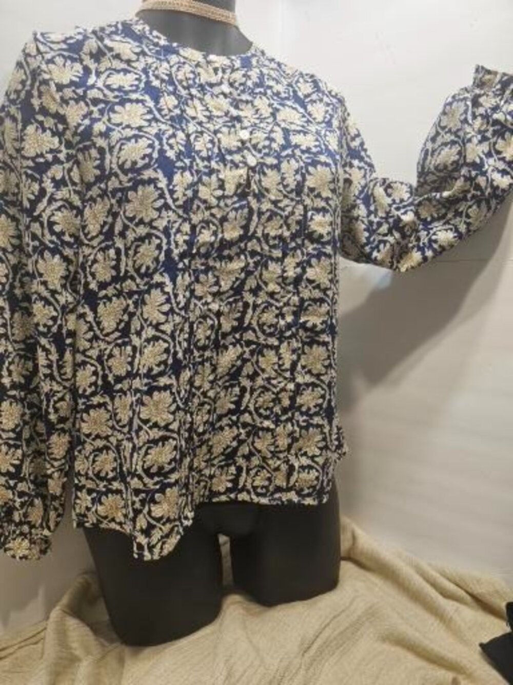 Kantha Home/Small/Navy with beige vined flowers